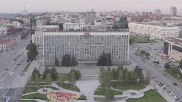 러시아, 페름. 공원 도시 에스파냐데 상공을 비행하며 페름 준주 행정 청사 건물. 4K — 비디오