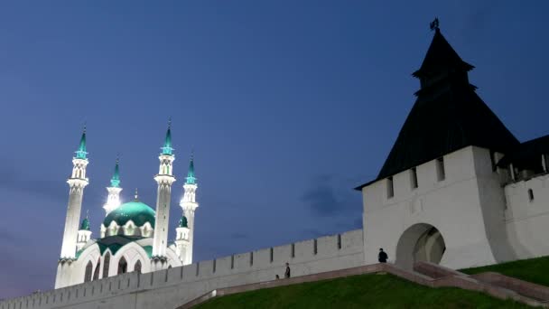 Kasan, Russland. Kul-Sharif-Moschee. Kreml-Mauern. Der Verklärungsturm des Kasaner Kremls. Nacht. 4K — Stockvideo