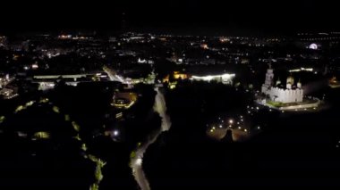 Rusya, Vladimir. Gece şehri havadan. Köprüye Vladimir 'in 850. yıldönümünden sonra isim verildi. 4K