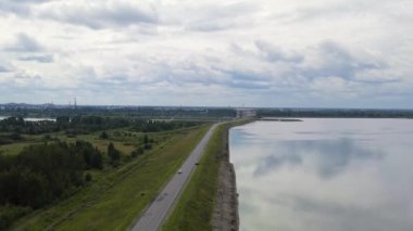 Rybinsk, Rusya. Rybinsk hidroelektrik santralinin hava görüntüsü. 4K