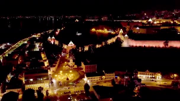 Nizjnij Novgorod, Ryssland. Flygfoto över Kremls murar i Nizhny Novgorod. Nattetid. 4K — Stockvideo