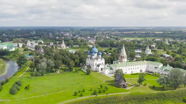 Suzdal, Rusya. Uçuş. Suzdal-Ortodoks Kilisesi 'nin Suzdal Kremlin topraklarındaki İsa' nın Doğuşu Katedrali. 4K — Stok video