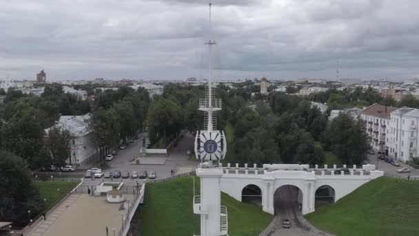 Rússia, Yaroslavl. Embarque no rio Volga, torre Volzhskaya. 4K — Vídeo de Stock