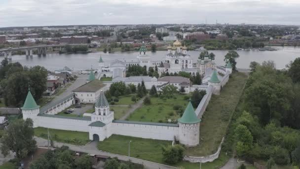Ryssland, Kostroma. Heliga Treenigheten Ipatievskij kloster i Kostroma. 4K — Stockvideo