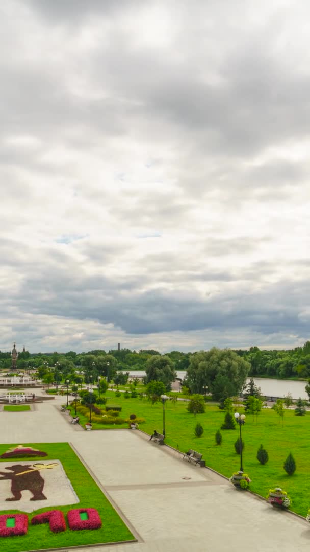 Yaroslavl, Rusia. Parque Strelka y el río Volga. Clima nublado. Panorámica. 4K — Vídeo de stock
