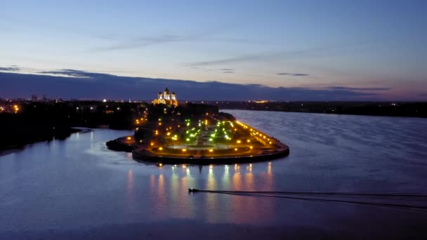 Yaroslavl, Rusia. Strelka (escupitajo), Kotorosl desemboca en el río Volga. Luces de la ciudad después del atardecer, crepúsculo. 4K — Vídeos de Stock