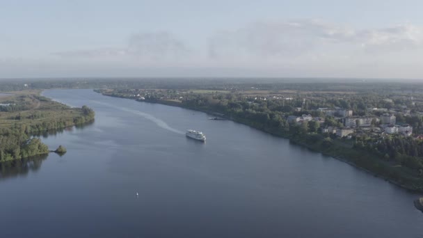 Uglich, Rusland. Uglich stad vanuit de lucht. Cruiseschip op de Wolga rivier. Vroege ochtend. 4K — Stockvideo