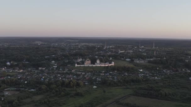 페레스라 술 잘 레스 키, 러시아. Dormition Goritsky Monastery 는 전 정교회 수도원이다. 지는 해의 빛 속에서. 4K — 비디오