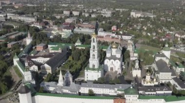Sergiev Posad, Rusya. Trinity-Sergius Lavra, Rus Ortodoks Kilisesi 'nin en büyük erkek manastırıdır. Sergiev Posad şehrinin merkezinde yer almaktadır. Gün batımı ışığı. 4K