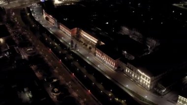 Tula, Rusya. Geceleri şehrin havadan görünüşü. Nehir kenarları, fabrikalar. 4K