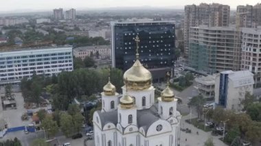 Krasnodar, Rusya. St. Alexander Nevsky Katedrali. Hava görüntüsü. 4K