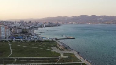 Novorossiysk, Rusya. Şehir seti. Karadeniz 'deki Tsemesskaya Körfezi... 4K