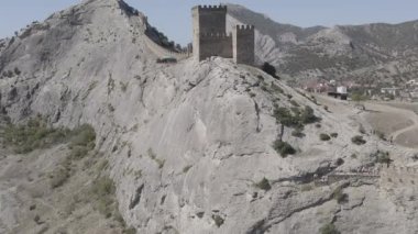 Sudak, Kırım. Sudak 'taki Ceneviz kalesi. 30 hektarın üzerinde bir alana sahip ortaçağ kalesi. Karadeniz kıyısında. 4K