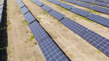 Rusya, Stavropol Bölgesi. Güneşli bir günde güneş enerjisi santrali. 4K