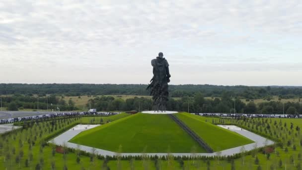 러시아 의 Rzhev. 소련 군인들을 위한 Rzhev 기념관은 1942 년부터 1943 년까지 레제프 근처에서 벌어진 전투에서 사망 한 소련 군인들을 기리기 위해 만들어 졌다. 4K — 비디오