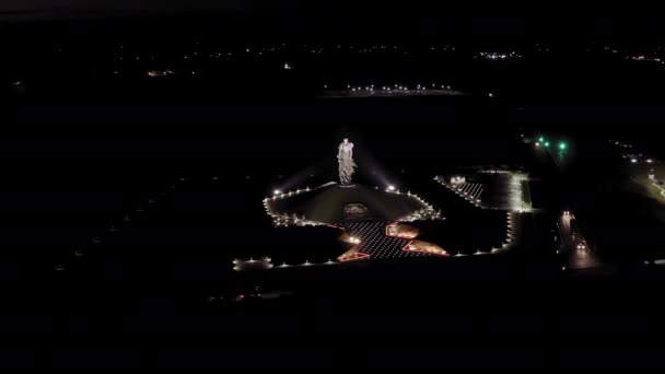 Rzhev, Russie. Le Mémorial de Rzhev au soldat soviétique est dédié à la mémoire des soldats soviétiques morts dans des batailles près de Rzhev en 1942-1943. Bonne nuit. 4K — Video