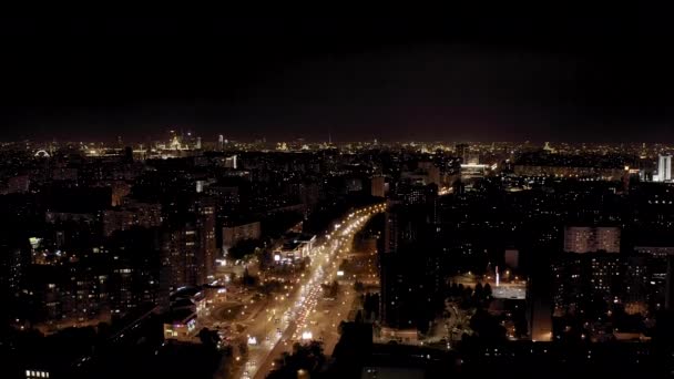 Moscú, Rusia. Vista nocturna de la ciudad, calle Profsoyuznaya hacia el centro de Moscú. 4K — Vídeo de stock