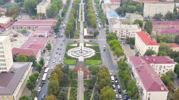 ロシアのクラスノダール- 2020年8月27日:アレクサンドロフスキー大通り。噴水のある聖殉教者キャサリンへの記念碑。凱旋門。空中展望。4K — ストック動画