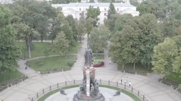 Krasnodar, Rusia. Monumento a la emperatriz Catalina II en la Plaza Catalina. Vista aérea. 4K — Vídeo de stock