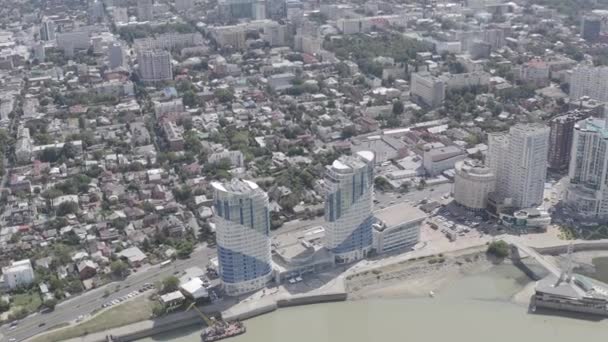 Krasnodar, Rusia. Nuevos edificios residenciales en el terraplén de Kubanskaya. El río Kuban. Vuelo sobre la ciudad en verano. 4K — Vídeo de stock