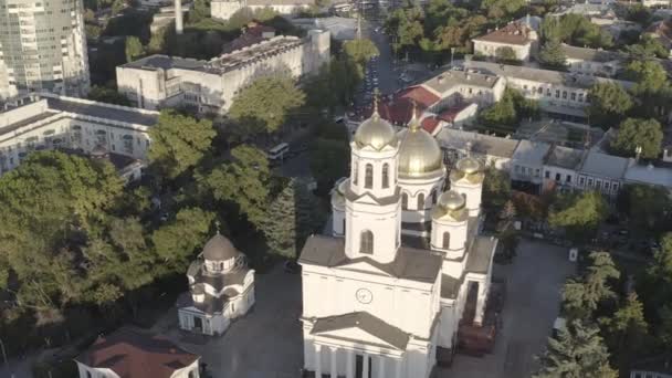 Simferopol, de Krim. Alexander Nevsky kathedraal. Stadscentrum panorama bij zonsondergang. 4K — Stockvideo