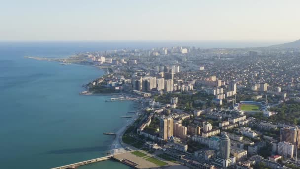 ロシアのノヴォロシスク。街と堤防のパノラマ。黒海のツェメスカヤ湾。4K — ストック動画