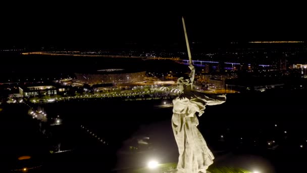 Volgograd, Oroszország. Éjszakai kilátás a szobor Rodina az anya hív! Mamaev Kurgan-on, Volgograd-ban. 4K — Stock videók