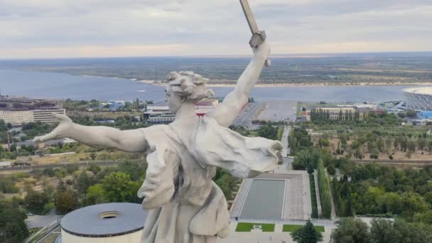 Volgograd, Ryssland. Kvällsutsikt över skulpturen Motherland Calls! på Mamaev Kurgan i Volgograd. Molnigt väder. 4K — Stockvideo