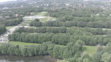 Oslo, Norveç. Vigeland Heykel Parkı Vigeland Sparken adı altında heykel bulvarı olan kurbağacı halk parkı. 4K