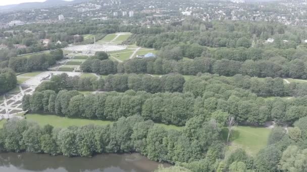 Oslo, Norwegia. Frogner Public Park z aleją rzeźb pod ogólną nazwą - Vigeland Sculpture Park - Vigelandsparken. 4K — Wideo stockowe