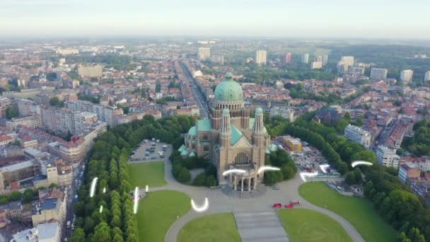 比利时布鲁塞尔。国家圣心大教堂。一大早。4K — 图库视频影像
