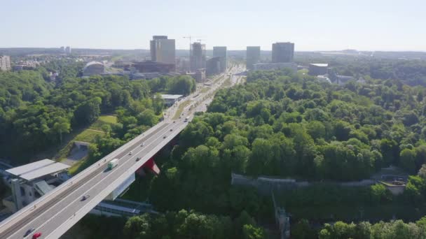 Luxemburg, Avenue John F. Kennedy, Eine Gegend mit modernen Wolkenkratzern. Pont rouge. 4K — Stockvideo