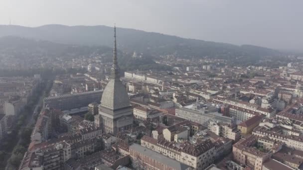 Турин, Италия. Полет над городом. Исторический центр, вид сверху. 4K — стоковое видео