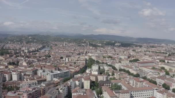 Verona, Italia. Volando sobre el centro histórico de la ciudad. Techos de casas, verano. 4K — Vídeos de Stock