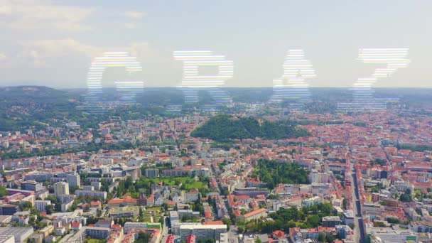 Graz, Austria. Zabytkowy widok z lotu ptaka. Góra Schlossberg (wzgórze zamkowe). 4K — Wideo stockowe