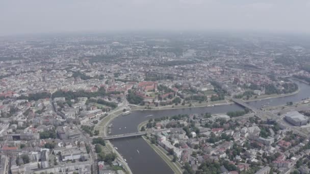 Krakow, Polonya. Wawel Kalesi. Vistula Nehri 'ndeki gemiler. Tarihi merkezin manzarası. 4K — Stok video