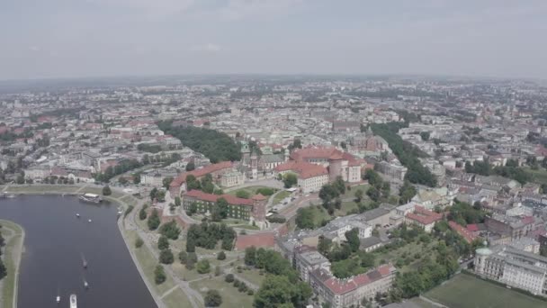 Krakow, Polen. Wawel Castle. Fartyg på floden Vistula. Utsikt över det historiska centrum. 4K — Stockvideo