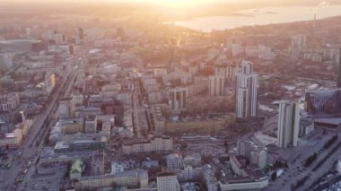 Yekaterinburg, Rusya. Şehir merkezi, gökdelenler. Baharın başında. Gün batımı zamanı. İşaretler ve reklamlar bulanıklaştı. 4K