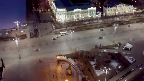 Ekaterinburg, Rusia. Casa de Sebastyanov y Plaza del Trabajo. La calle central de la ciudad es Lenin Prospect. Ciudad nocturna a principios de primavera. 4K — Vídeos de Stock