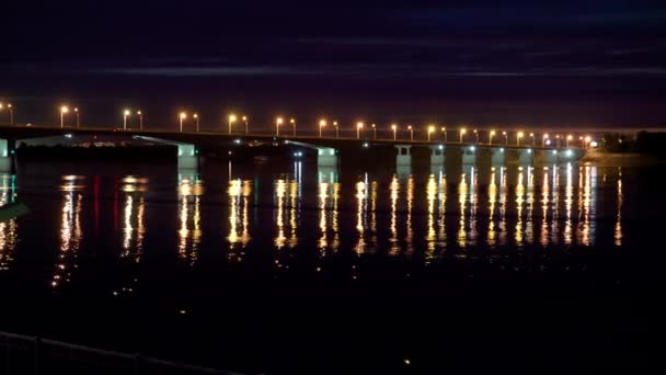 Perm, Russie. Pont communal sur la rivière Kama à Perm. Vue de nuit. Le remblai. 4K — Video