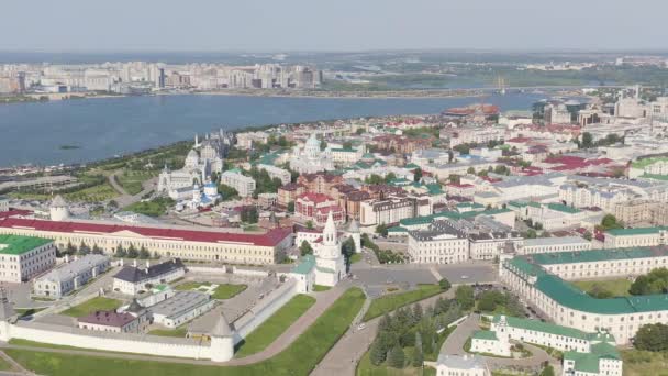 Kazan, Ryssland. Flygfoto över Kazan Kreml. Spasskaja-tornet. 4K — Stockvideo