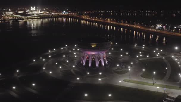 ロシアのカザン。カザンファミリーセンター(結婚式宮殿)とクレムリンの空中写真。夜だ。4K — ストック動画