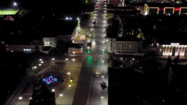 Rusya, Vladimir. Gece şehri havadan. Altın Kapı (Vladimir). 4K