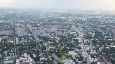Kostroma, Rusya. Kostroma şehrinin tarihi merkezi üzerinde uçuş. Gökkuşağı ve Volga Nehri. 4K