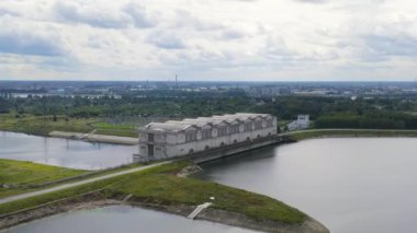 Rybinsk, Rusya. Rybinsk hidroelektrik santralinin hava görüntüsü. 4K
