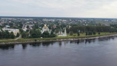 Uglich, Rusya. Vaftizci Yahya 'nın Doğumu Kilisesi. Diriliş Manastırı. Uglich 'te Volga' nın kıyısındaki Erkek Manastırı (Friary). 4K