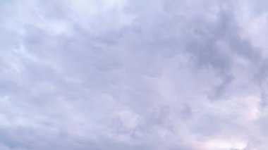 Şafakta ve gün doğumunda güzel bulutlar. 4K