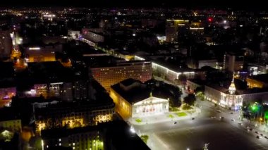 Voronezh, Rusya. Lenin Meydanı. Voronezh Devlet Operası ve Bale Tiyatrosu. Şehir gece manzarası. 4K