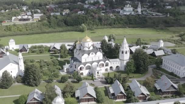 Suzdal, Rusko. Katedrála přímluvy Nejsvětějšího Theotoka v klášteře přímluvy. 4K — Stock video