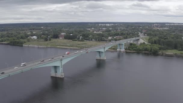 Ryssland, Jaroslavl. Oktoberbron över Volga floden. 4K — Stockvideo